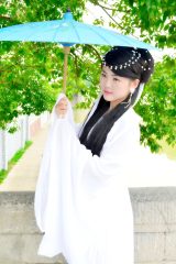 古风仙侠魔改短剧封面，古装女主角在云雾缭绕的仙境中