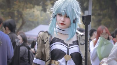 短剧改编动漫专区封面，二次元风格角色在都市场景中演绎魔改故事